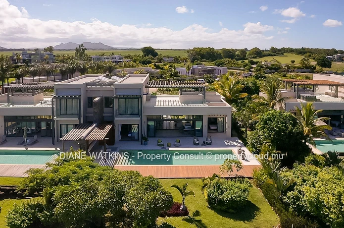 À Vendre – Duplex Moderne avec Vue sur le Golf à Anahita