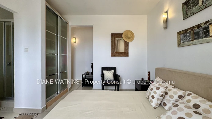 Penthouse 4 chambres à vendre à La Preneuse, à pied de la plage avec grande terrasse et vue montagne