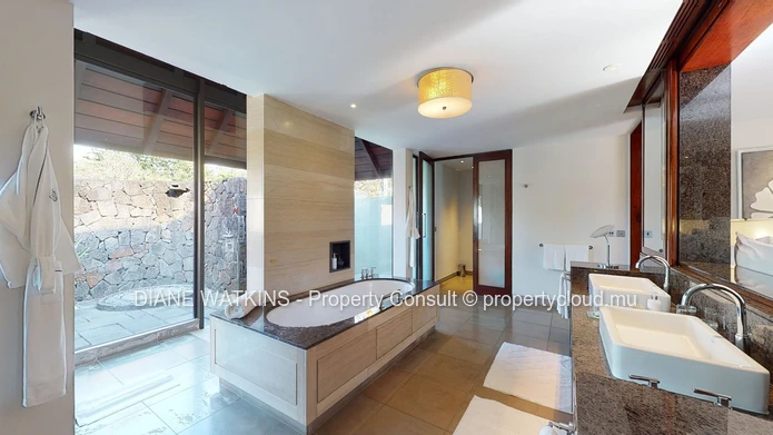 À vendre - Superbe Villa Tropicale Dans un Hôtel Luxuriant 5* à l'Est.