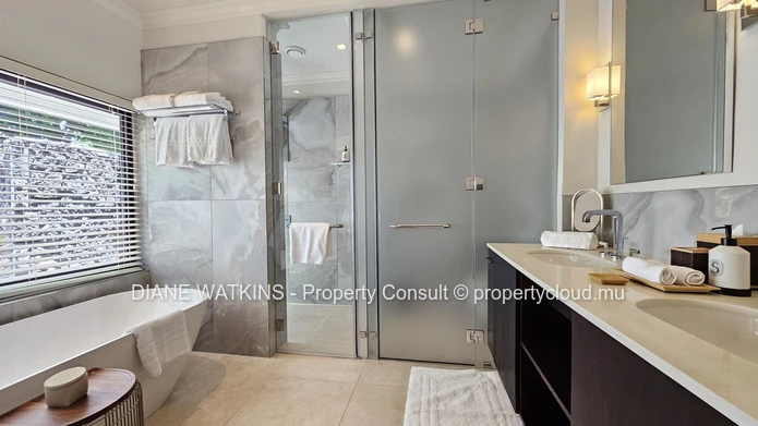 Villa de Luxe Contemporaine à Vendre dans un Domaine de Golf Prestigieux