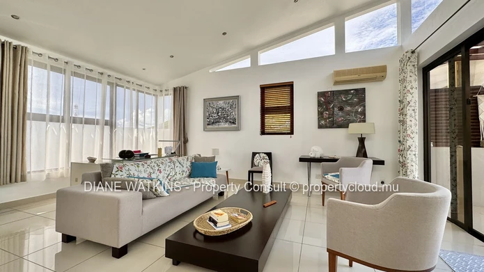 Penthouse 4 chambres à vendre à La Preneuse, à pied de la plage avec grande terrasse et vue montagne