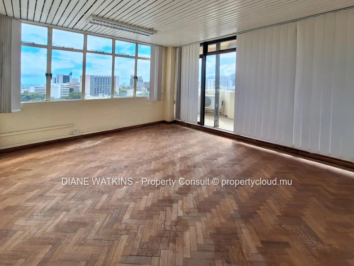 Bureau à Vendre au 9? Étage à Port-Louis