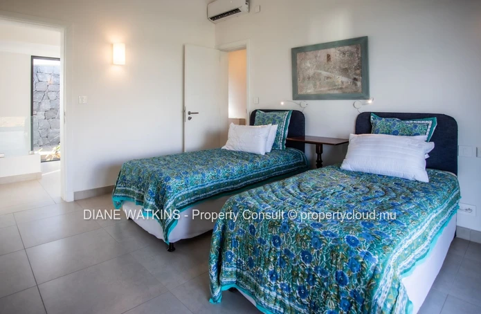 Contemporary 5-Bedroom Villa for Rent with Ocean Views and Private Pool – Black River