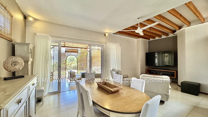 Villa élégante de 3 chambres avec piscine privée et vue mer à vendre à Tamarin