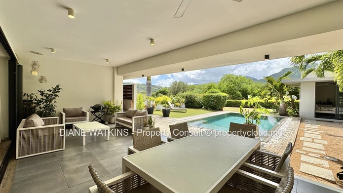 Élégante villa avec piscine à débordement, cottage indépendant et vue montagne à Petite Rivière Noire