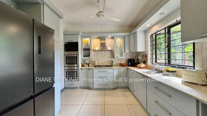 A Vendre - Villa de 4 Chambres avec Vue Mer à Tamarin