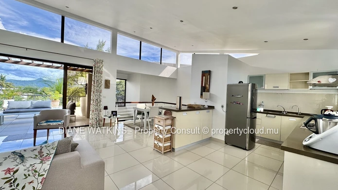 Penthouse 4 chambres à vendre à La Preneuse, à pied de la plage avec grande terrasse et vue montagne