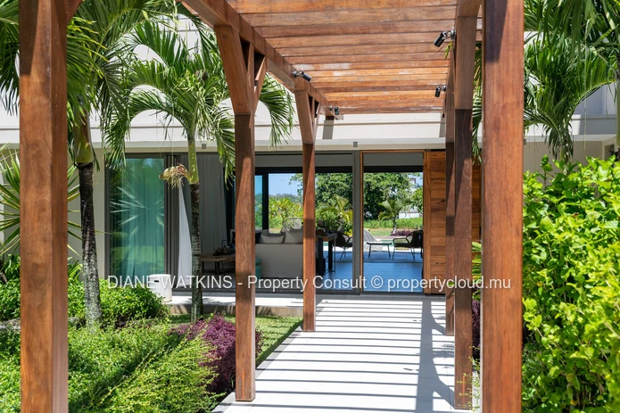 À Vendre – Duplex Moderne avec Vue sur le Golf à Anahita