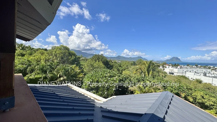Villa élégante avec vaste jardin et vue mer à Tamarin