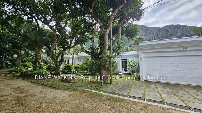 Grande maison de 5 chambres a Vendre a Moka Ile Maurice