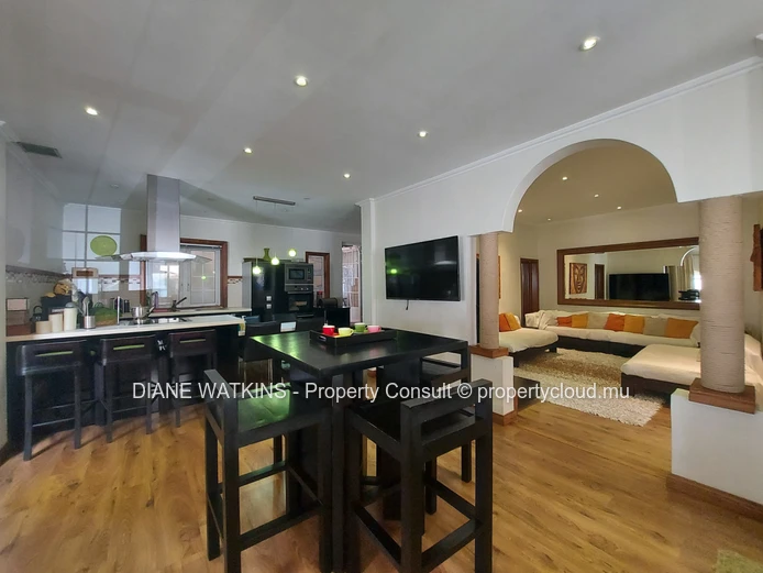 À Vendre -  1 Maison et 2 appartements à Curepipe
