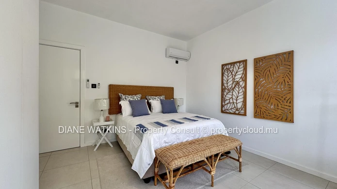 Penthouse contemporain de 3 chambres à vendre à Tamarin avec vues montagne et mer