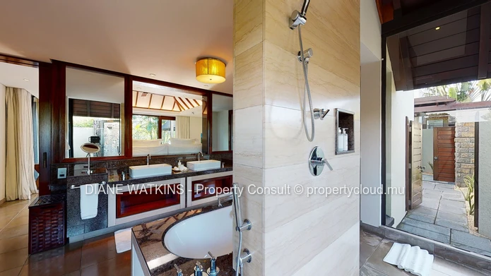 À vendre - Superbe Villa Tropicale Dans un Hôtel Luxuriant 5* à l'Est.