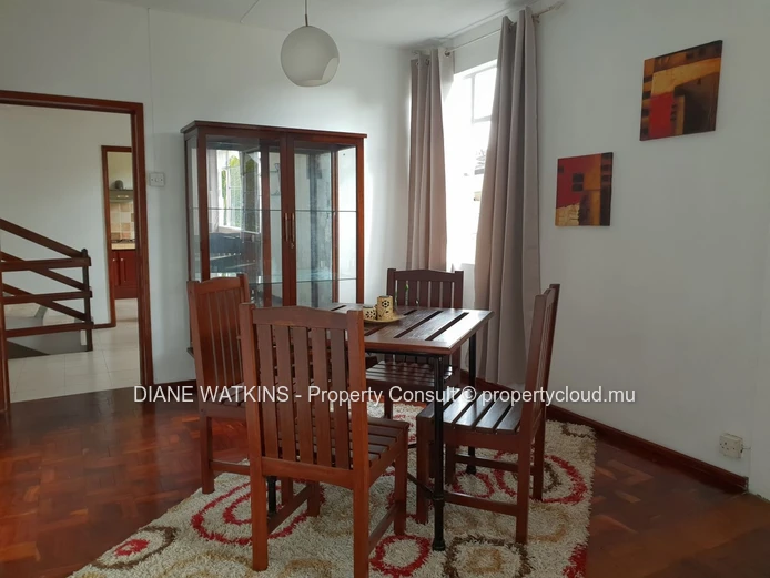 À Vendre -  1 Maison et 2 appartements à Curepipe
