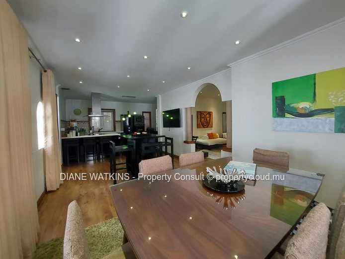 À Vendre -  1 Maison et 2 appartements à Curepipe