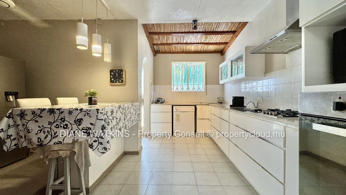 Villa élégante de 3 chambres avec piscine privée et vue mer à vendre à Tamarin