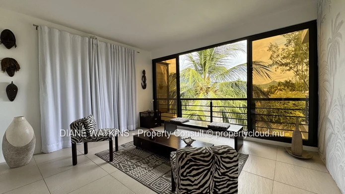 Penthouse 4 chambres à vendre à La Preneuse, à pied de la plage avec grande terrasse et vue montagne