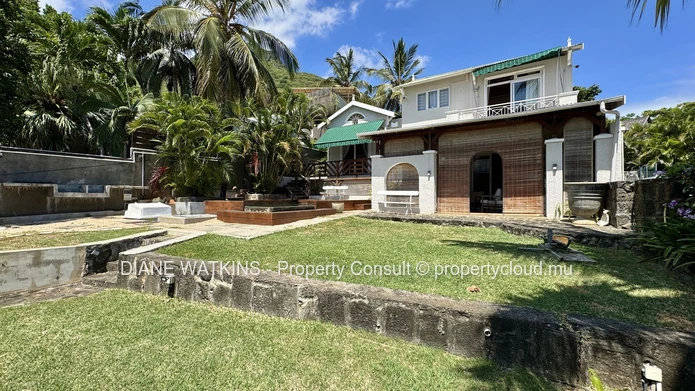 Villa élégante de 3 chambres avec piscine privée et vue mer à vendre à Tamarin