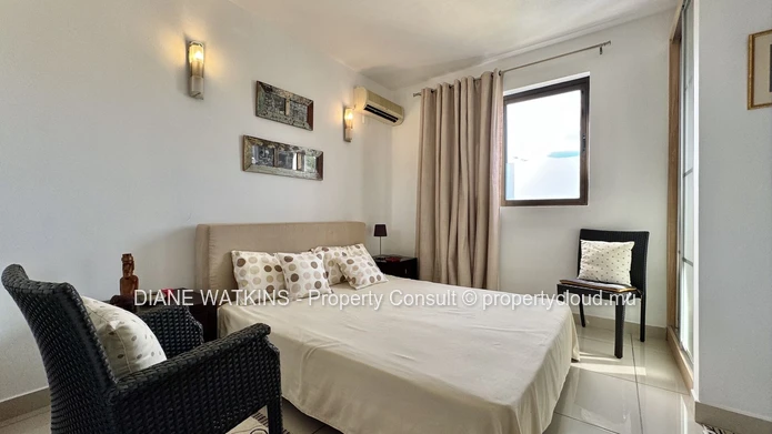 Penthouse 4 chambres à vendre à La Preneuse, à pied de la plage avec grande terrasse et vue montagne