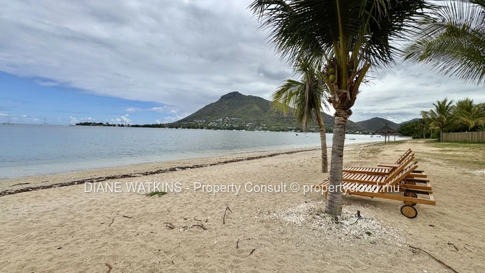 Contemporary R+2 Apartment for Sale in Black River– Elegant Outdoor Living Just Steps from the Shoreline