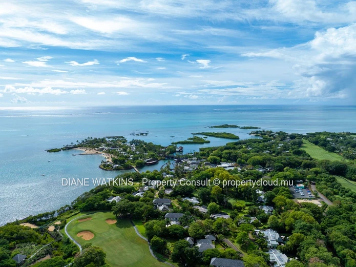Villa de Luxe Contemporaine à Vendre dans un Domaine de Golf Prestigieux