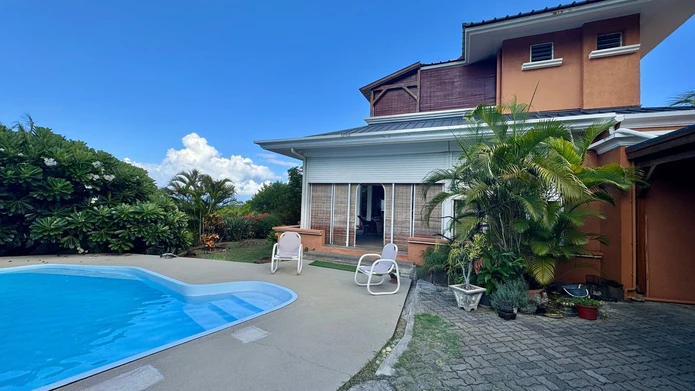 Villa élégante avec vaste jardin et vue mer à Tamarin