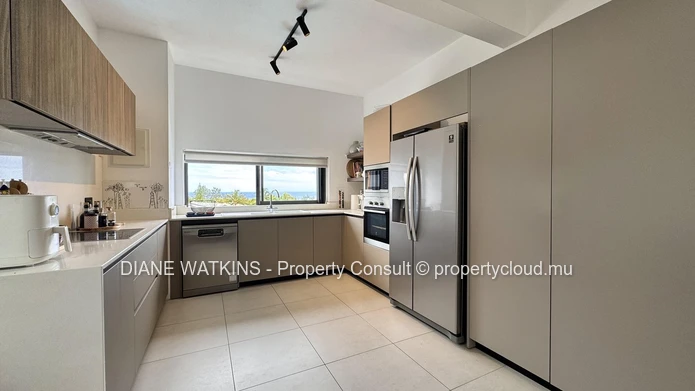 Penthouse contemporain de 3 chambres à vendre à Tamarin avec vues montagne et mer
