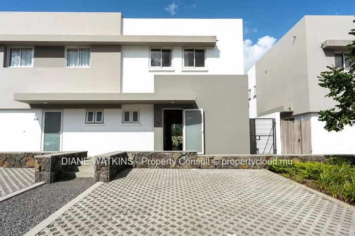 Douceur de Vivre à Rivière Noire – Duplex Meublé avec Jacuzzi à Vendre