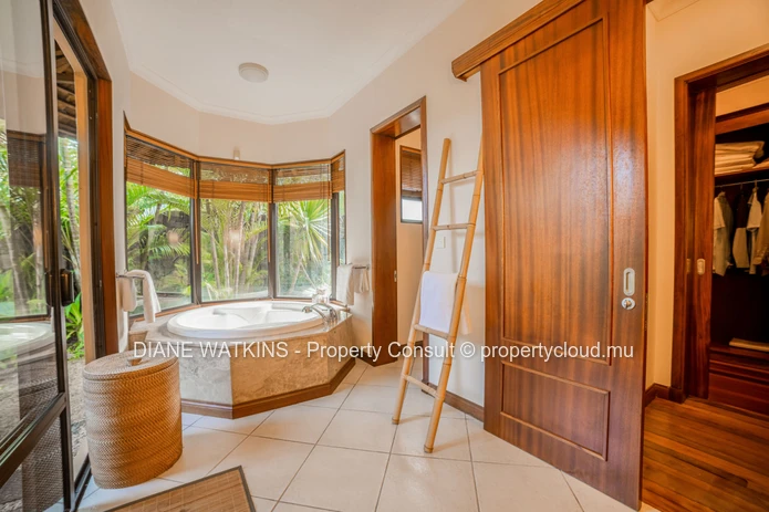 Élégance Insulaire à Tamarin – Villa de Cinq Chambres à Vendre dans un Domaine Côtier Raffiné