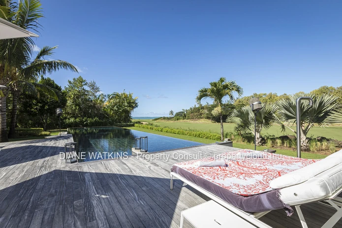 A VENDRE - Villa de Grande Valeur de 5 Chambres Avec une Vue Imprenable à Anahita.