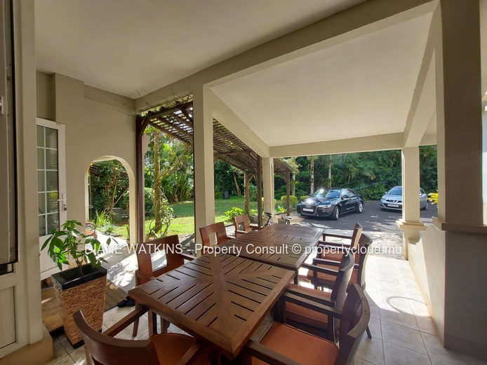 À Vendre -  1 Maison et 2 appartements à Curepipe