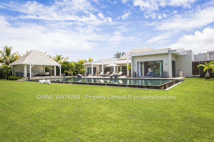 A VENDRE - Superbe Villa de 4 Chambres Avec Vue Sur le Golf à Anahita