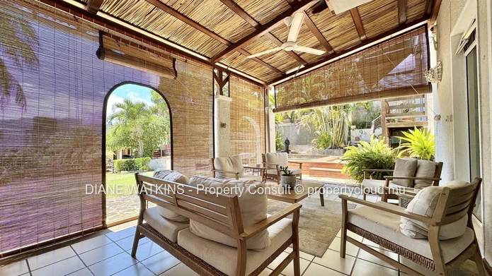 Villa élégante de 3 chambres avec piscine privée et vue mer à vendre à Tamarin