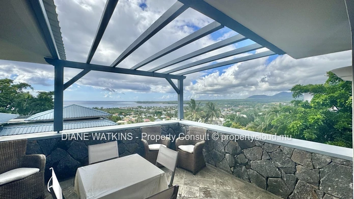 A Vendre - Villa de 4 Chambres avec Vue Mer à Tamarin