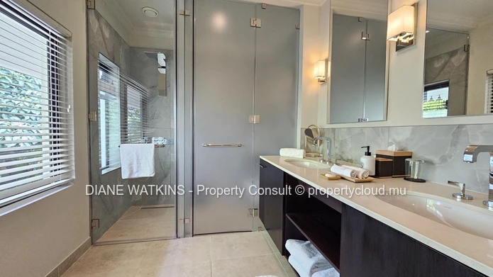 Villa de Luxe Contemporaine à Vendre dans un Domaine de Golf Prestigieux
