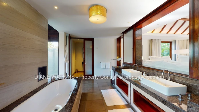 À vendre - Superbe Villa Tropicale Dans un Hôtel Luxuriant 5* à l'Est.