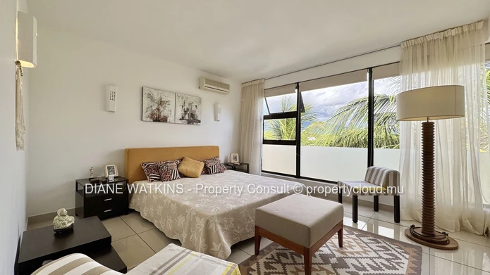 Penthouse 4 chambres à vendre à La Preneuse, à pied de la plage avec grande terrasse et vue montagne
