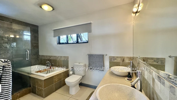 A Vendre - Villa de 4 Chambres avec Vue Mer à Tamarin
