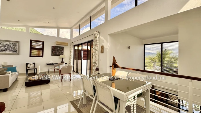 Penthouse 4 chambres à vendre à La Preneuse, à pied de la plage avec grande terrasse et vue montagne