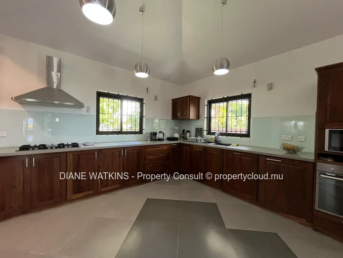À Vendre - Magnifique Maison de 4 Chambres dans un Quartier Sécurisé à Beau Vallon.