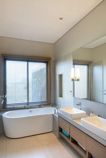 À Vendre – Duplex Moderne avec Vue sur le Golf à Anahita