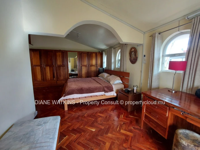 À Vendre -  1 Maison et 2 appartements à Curepipe