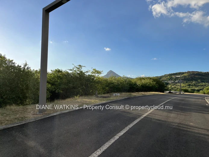 Terrain d’exception à vendre à Petite Rivière Noire – 2 157 m² dans un domaine sécurisé exclusif