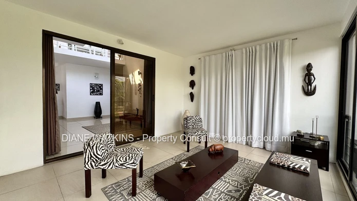 Penthouse 4 chambres à vendre à La Preneuse, à pied de la plage avec grande terrasse et vue montagne