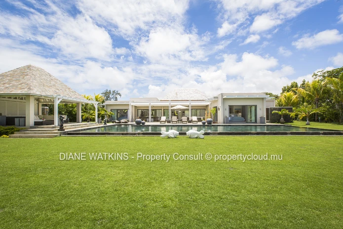 A VENDRE - Superbe Villa de 4 Chambres Avec Vue Sur le Golf à Anahita