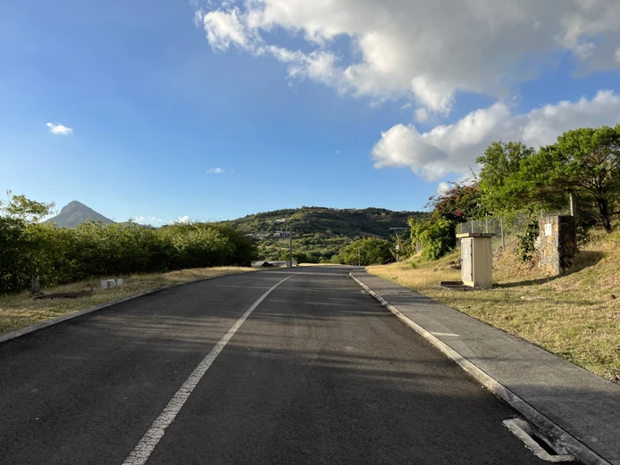 Terrain d’exception à vendre à Petite Rivière Noire – 2 157 m² dans un domaine sécurisé exclusif