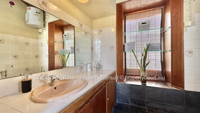 Villa élégante de 3 chambres avec piscine privée et vue mer à vendre à Tamarin