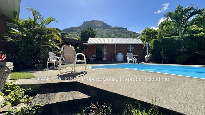 Villa élégante avec vaste jardin et vue mer à Tamarin