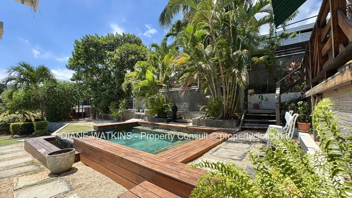 Villa élégante de 3 chambres avec piscine privée et vue mer à vendre à Tamarin