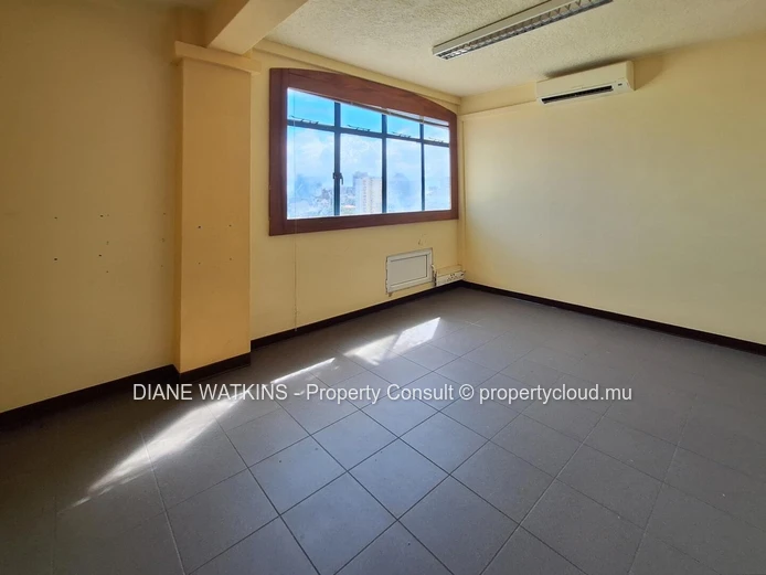 Bureau à Vendre au 8? Étage à Port-Louis